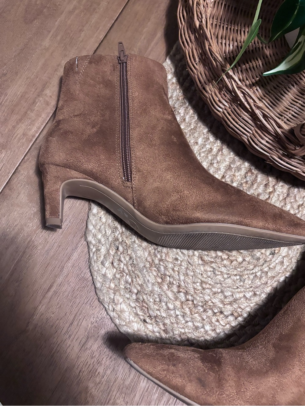 Universal Thread Brown Pointed Toe Suede Ankle Boots Kitten Heels - Picture 2 of 9